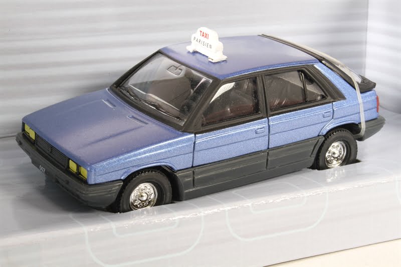 Corgi TY06402 James Bond Renault Taxi