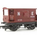 Mainline 37-140 OO Gauge T10ft Brake Van NE Brown