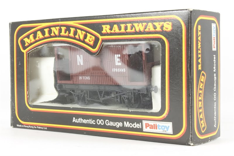 Mainline 37-140 OO Gauge T10ft Brake Van NE Brown - Image 2