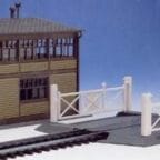 Hornby R421 Signal Box & Level Crossing - OO Gauge New Factory Sealed